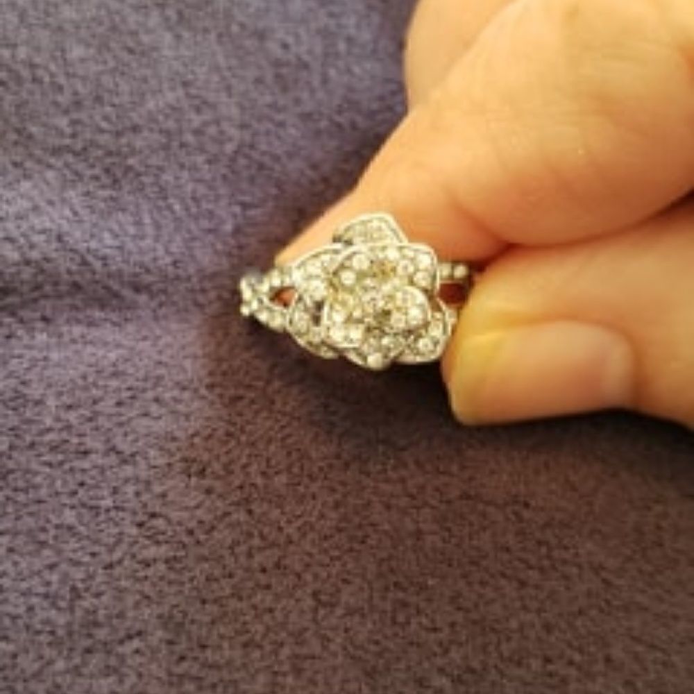 Gorgeous CZ Flower Ring- Sparkly & Stunning! Sz 9 - Picture 8 of 8